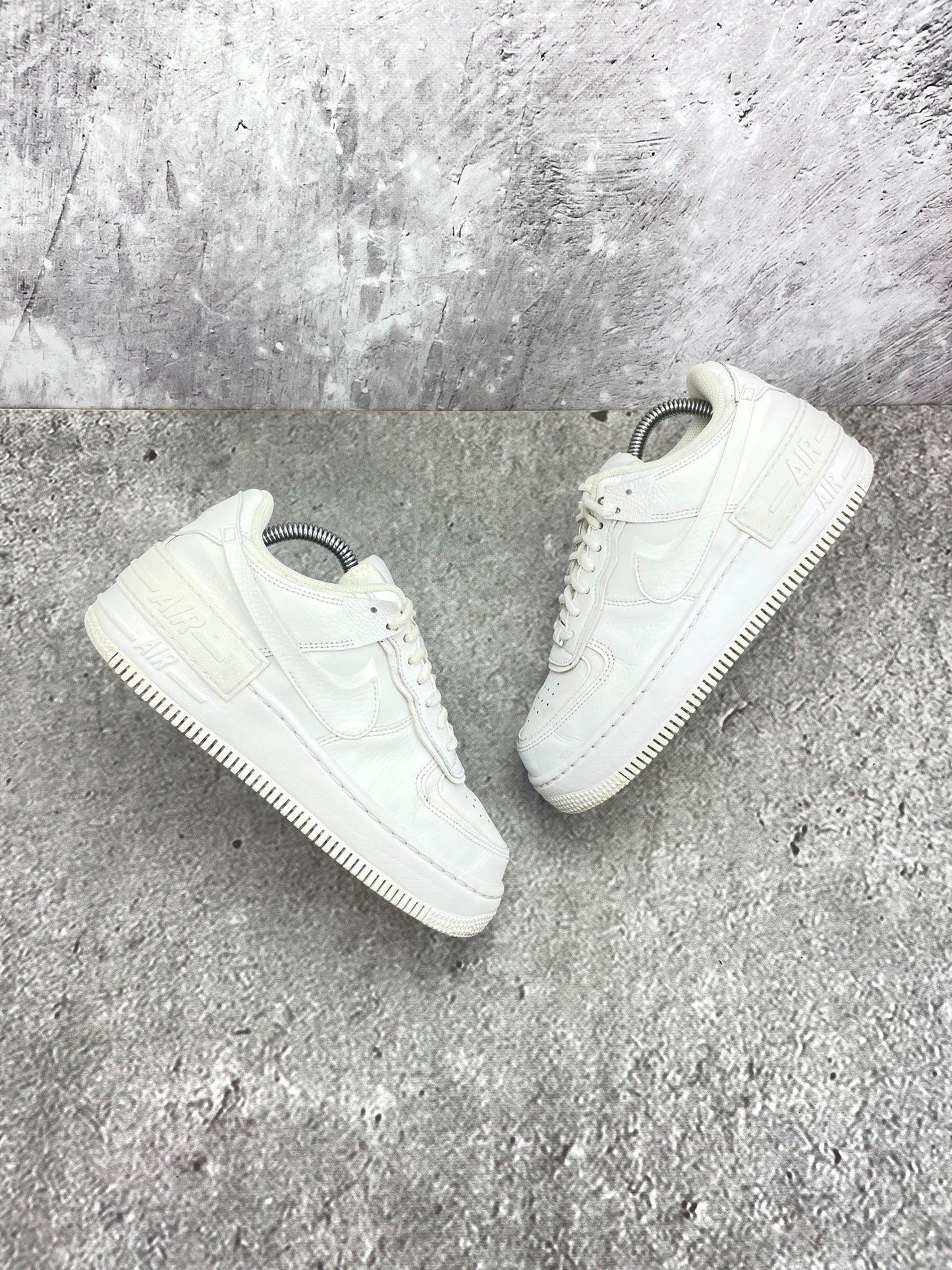 Nike Air Force 1 Shadow Triple White — buty sportowe damskie w bardzo dobrym stanie rozmiar 37.5, widok z góry na zewnętrzną stronę butów