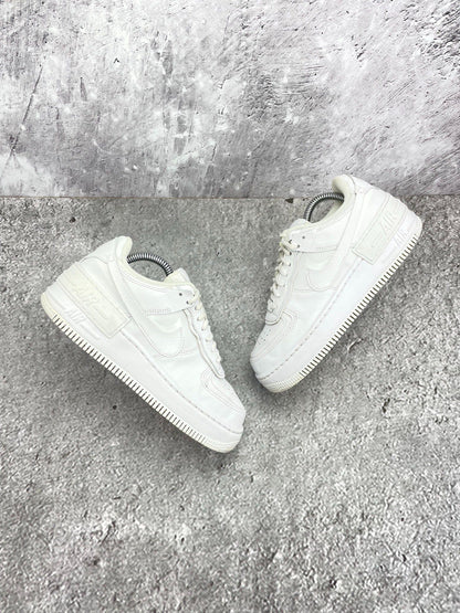 Nike Air Force 1 Shadow Triple White — buty sportowe damskie w bardzo dobrym stanie rozmiar 37.5, widok z góry na zewnętrzną stronę butów