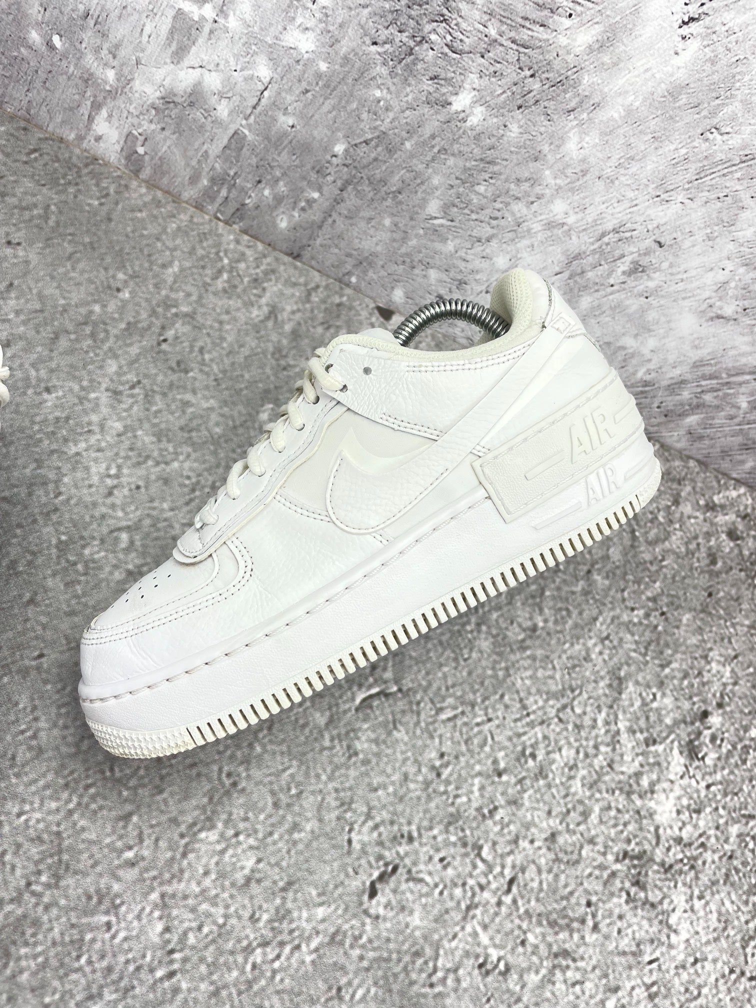 Nike Air Force 1 Shadow Triple White — buty sportowe damskie w bardzo dobrym stanie rozmiar 37.5, zewnętrzny panel prawego buta