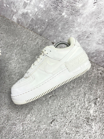 Nike Air Force 1 Shadow Triple White — buty sportowe damskie w bardzo dobrym stanie rozmiar 37.5, zewnętrzny panel prawego buta