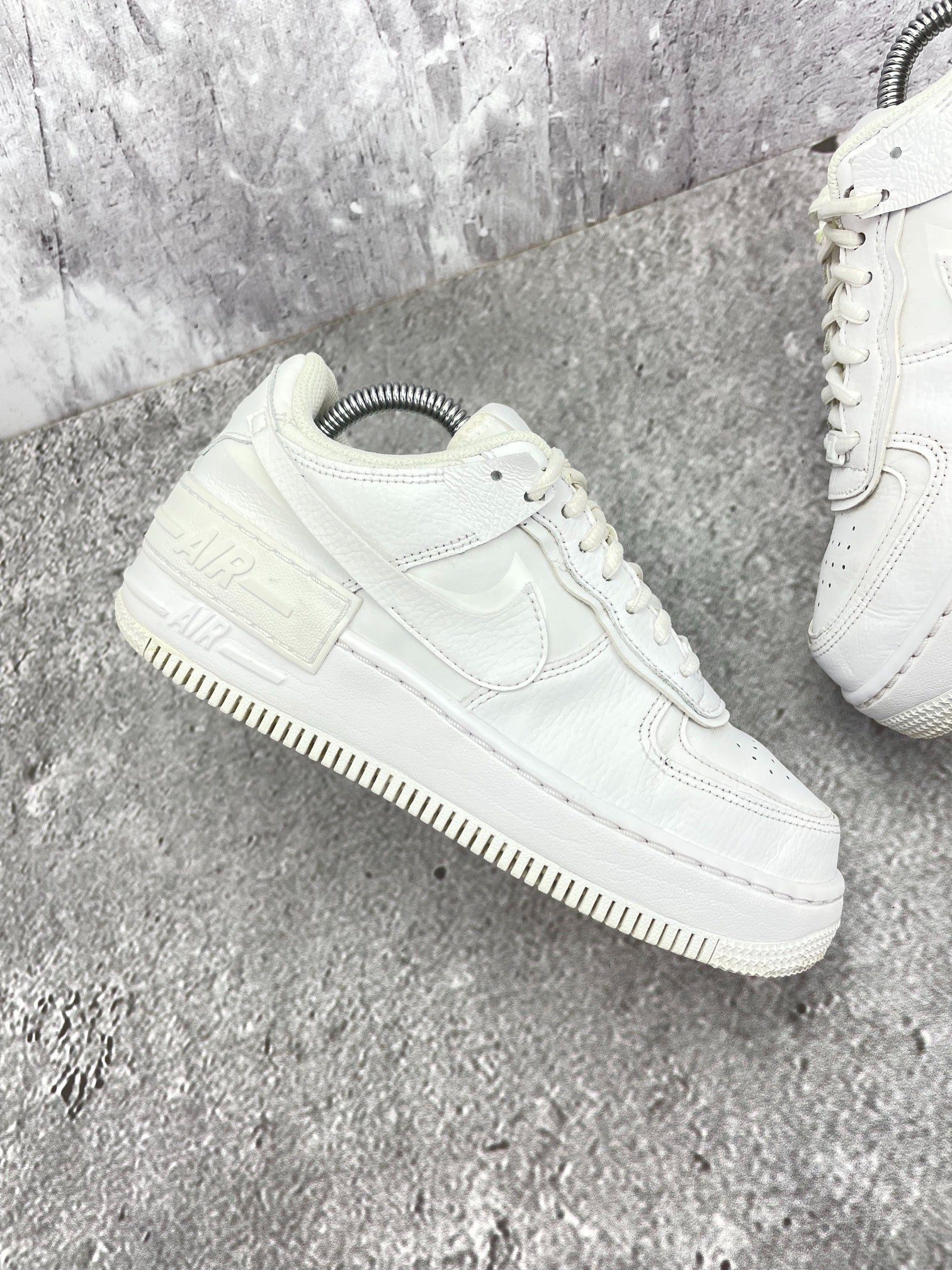 Nike Air Force 1 Shadow Triple White — buty sportowe damskie w bardzo dobrym stanie rozmiar 37.5, zewnętrzny panel lewego buta