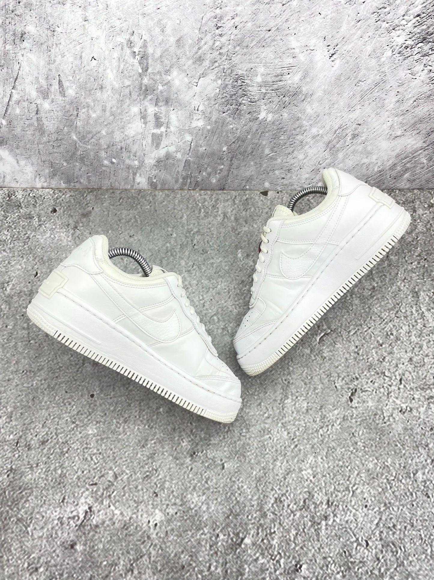 Nike Air Force 1 Shadow Triple White — buty sportowe damskie w bardzo dobrym stanie rozmiar 37.5, widok z góry na wewnętrzną stronę butów