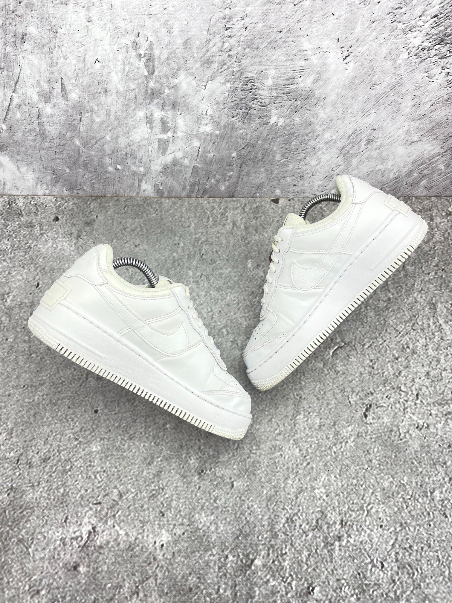 Nike Air Force 1 Shadow Triple White — buty sportowe damskie w bardzo dobrym stanie rozmiar 37.5, widok z góry na wewnętrzną stronę butów