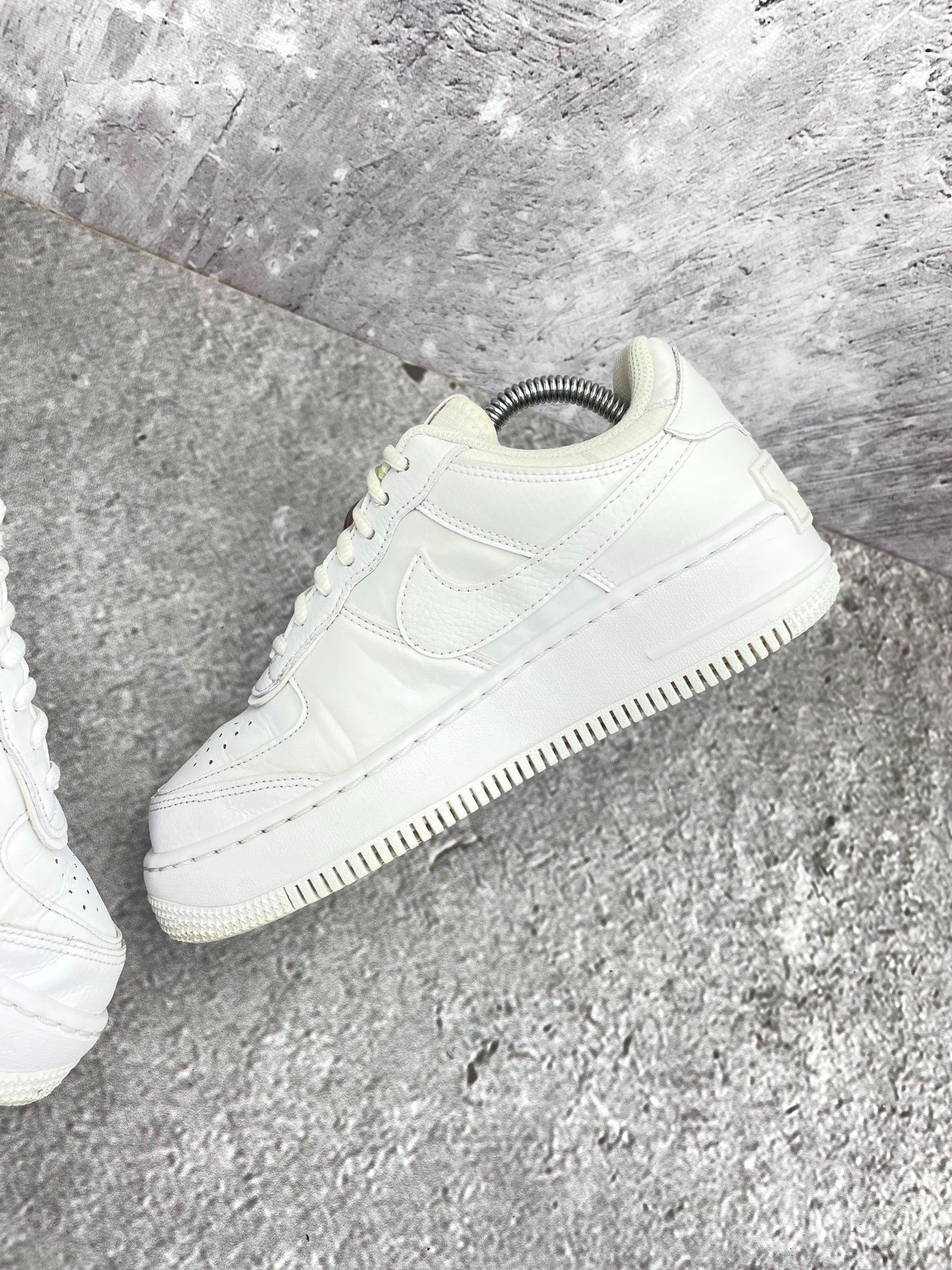 Nike Air Force 1 Shadow Triple White — buty sportowe damskie w bardzo dobrym stanie rozmiar 37.5, wewnętrzny panel prawego buta