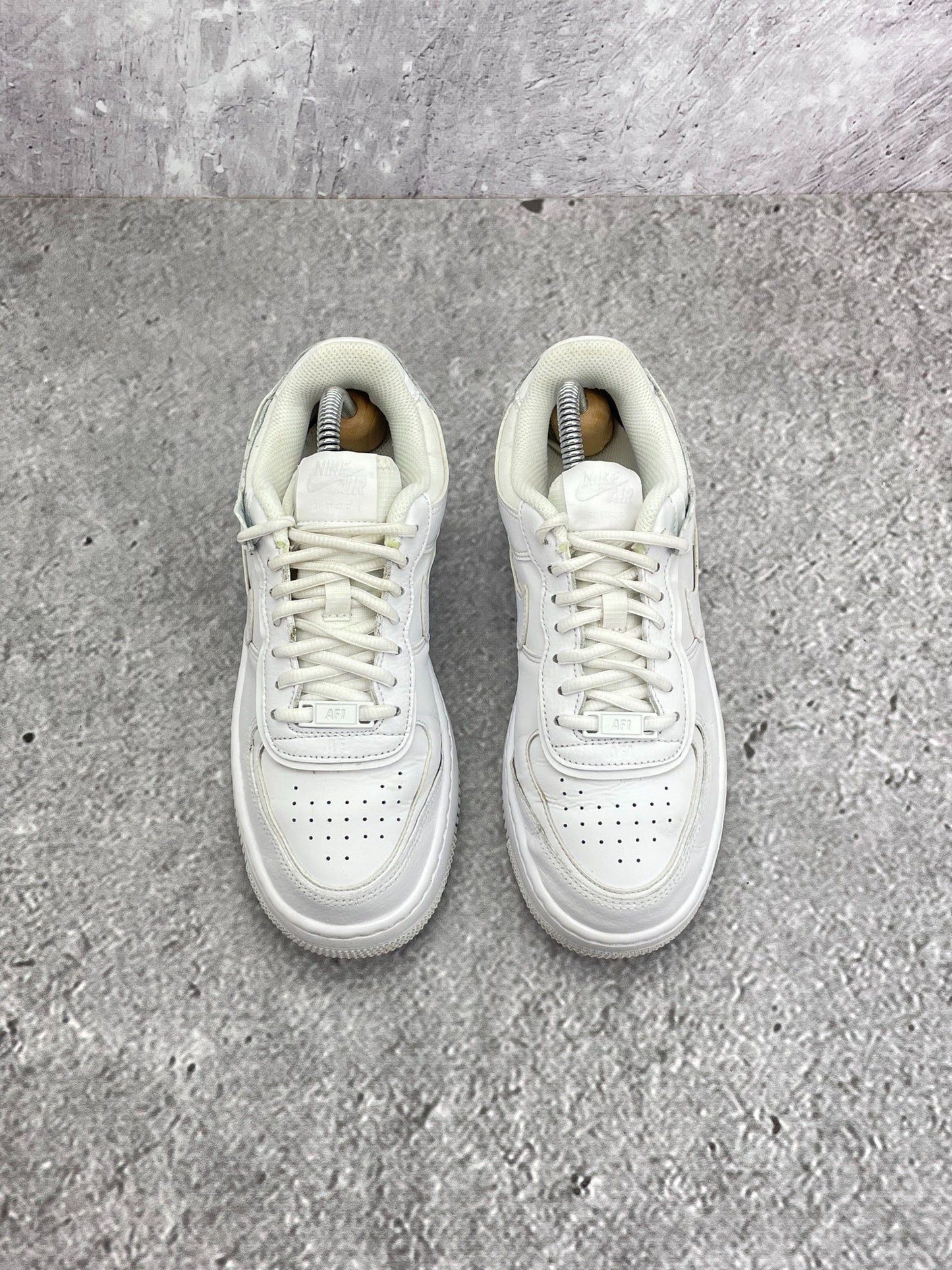 Nike Air Force 1 Shadow Triple White — buty sportowe damskie w bardzo dobrym stanie rozmiar 37.5, widok z tyłu