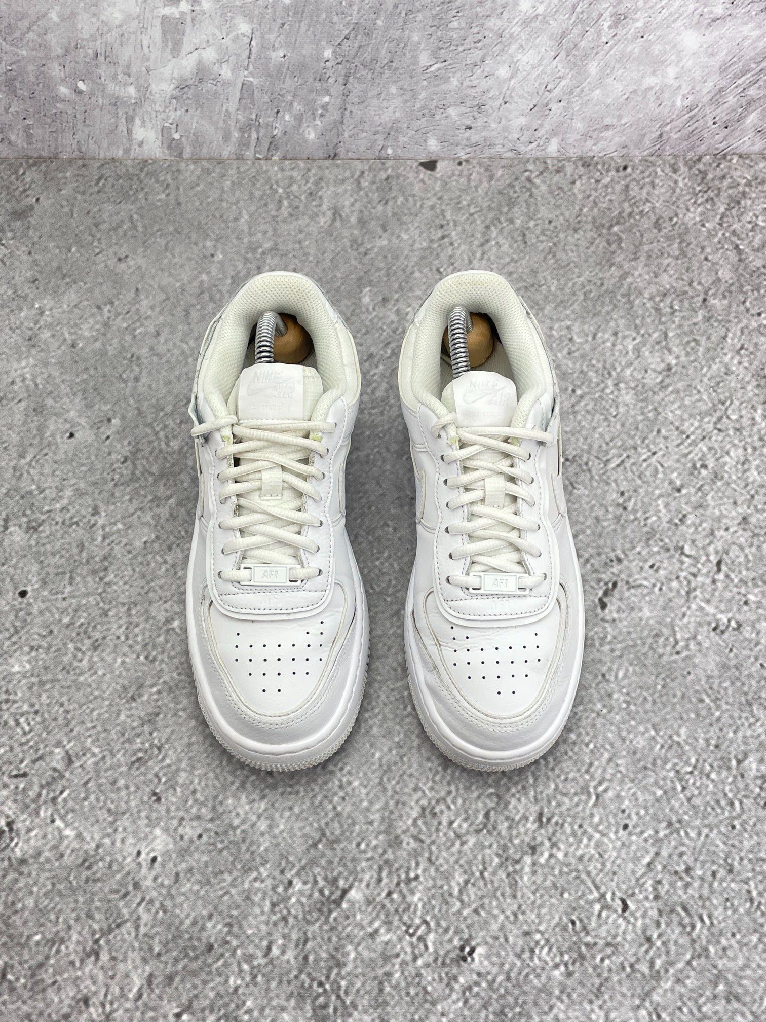 Nike Air Force 1 Shadow Triple White — buty sportowe damskie w bardzo dobrym stanie rozmiar 37.5, widok z tyłu