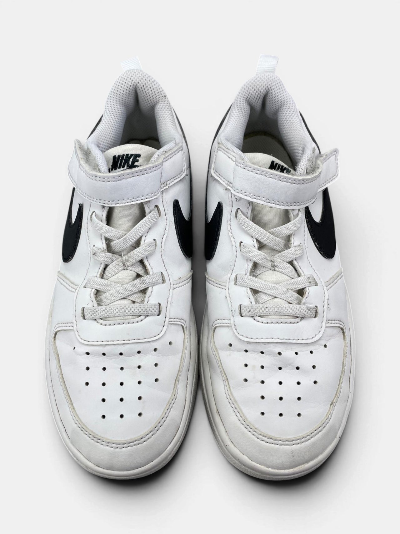 Nike Court Borough Low — buty sportowe dziecięce w bardzo dobrym stanie rozmiar 33, zewnętrzny panel prawego buta