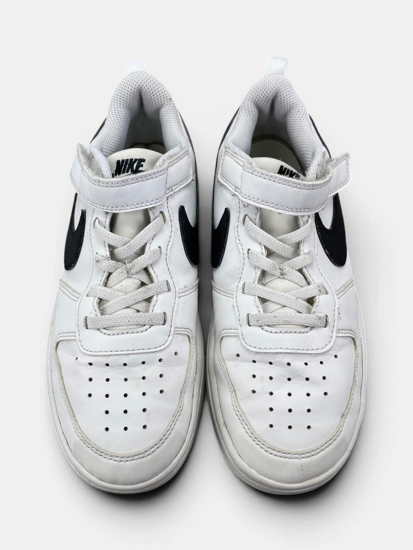 Nike Court Borough Low — buty sportowe dziecięce w bardzo dobrym stanie rozmiar 33, zewnętrzny panel prawego buta