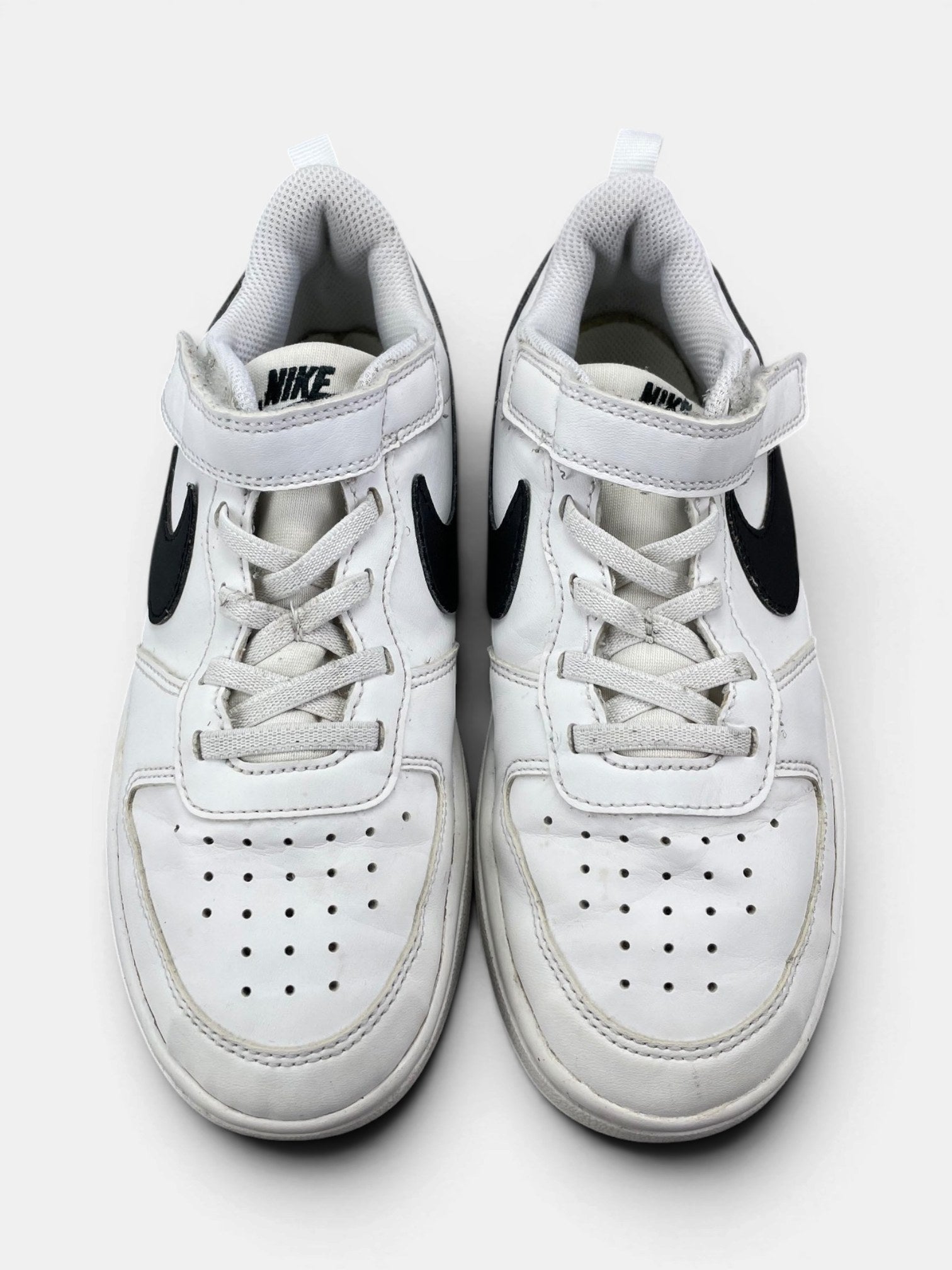 Nike Court Borough Low — buty sportowe dziecięce w bardzo dobrym stanie rozmiar 33, zewnętrzny panel prawego buta