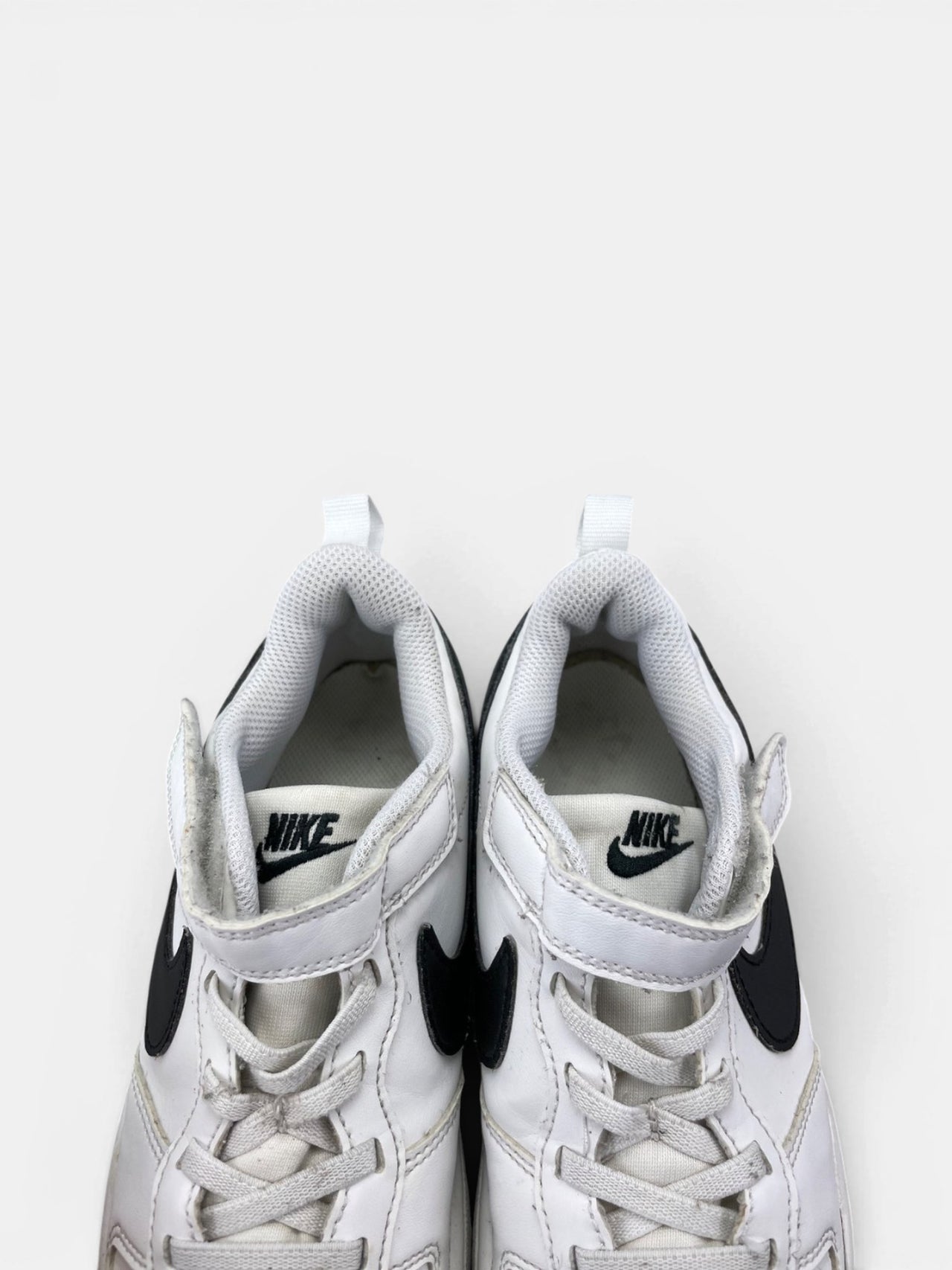 Nike Court Borough Low — buty sportowe dziecięce w bardzo dobrym stanie rozmiar 33, zewnętrzny panel lewego buta