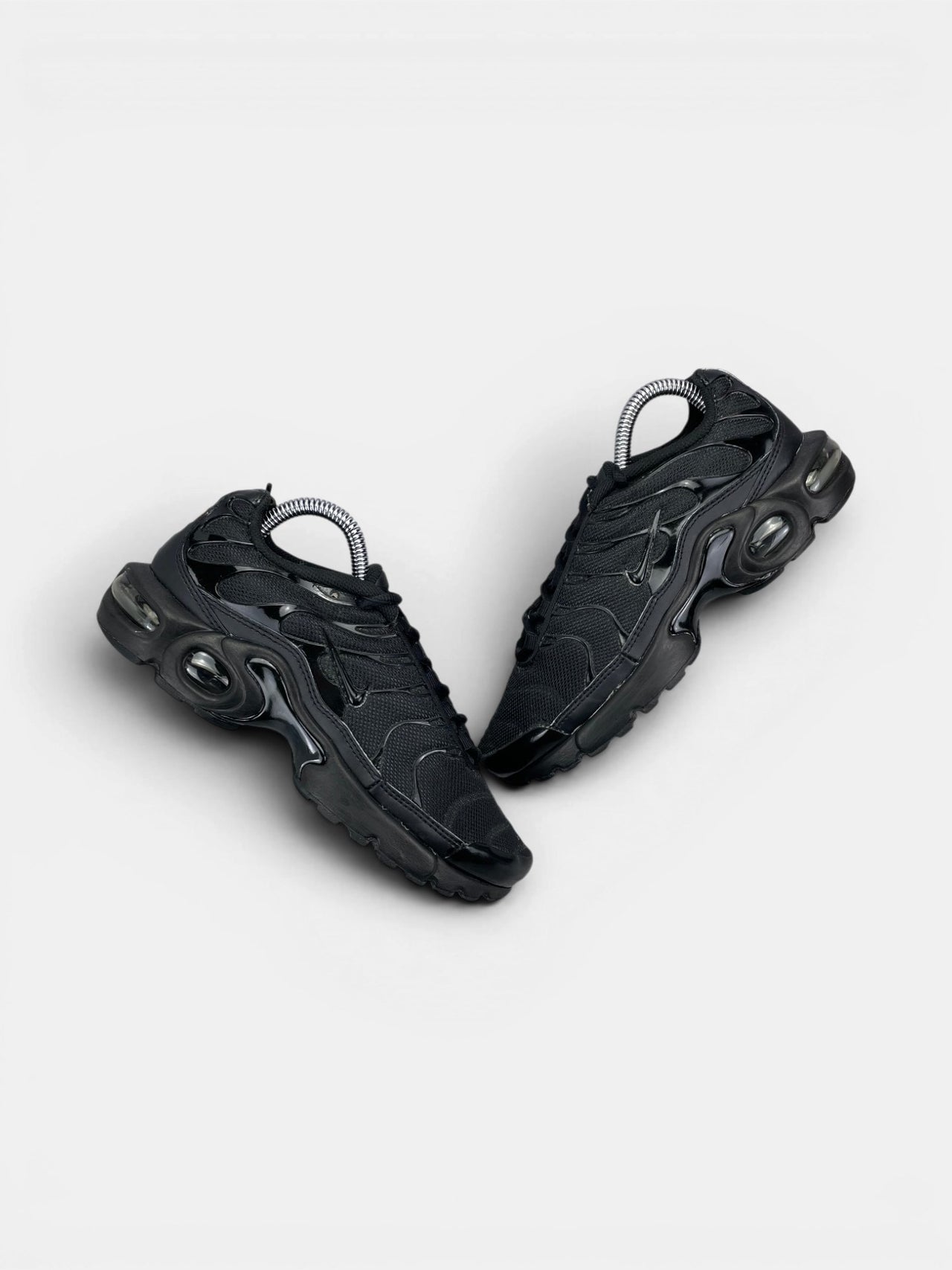 Nike Air Max Plus (TN) Triple Black — buty sportowe damskie w bardzo dobrym stanie rozmiar 37.5, widok z góry na zewnętrzną stronę butów