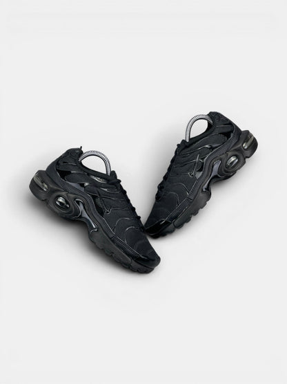 Nike Air Max Plus (TN) Triple Black — buty sportowe damskie w bardzo dobrym stanie rozmiar 37.5, widok z góry na zewnętrzną stronę butów
