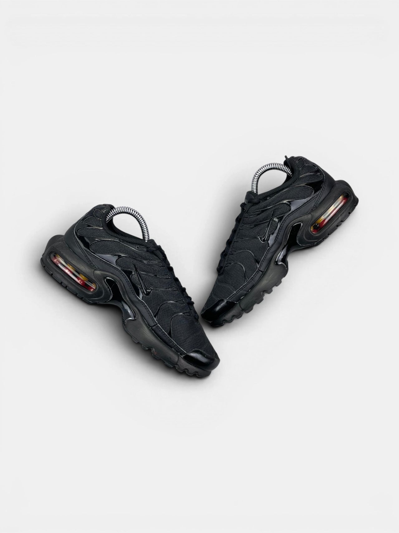 Nike Air Max Plus (TN) Triple Black — buty sportowe damskie w bardzo dobrym stanie rozmiar 37.5, zewnętrzny panel prawego buta