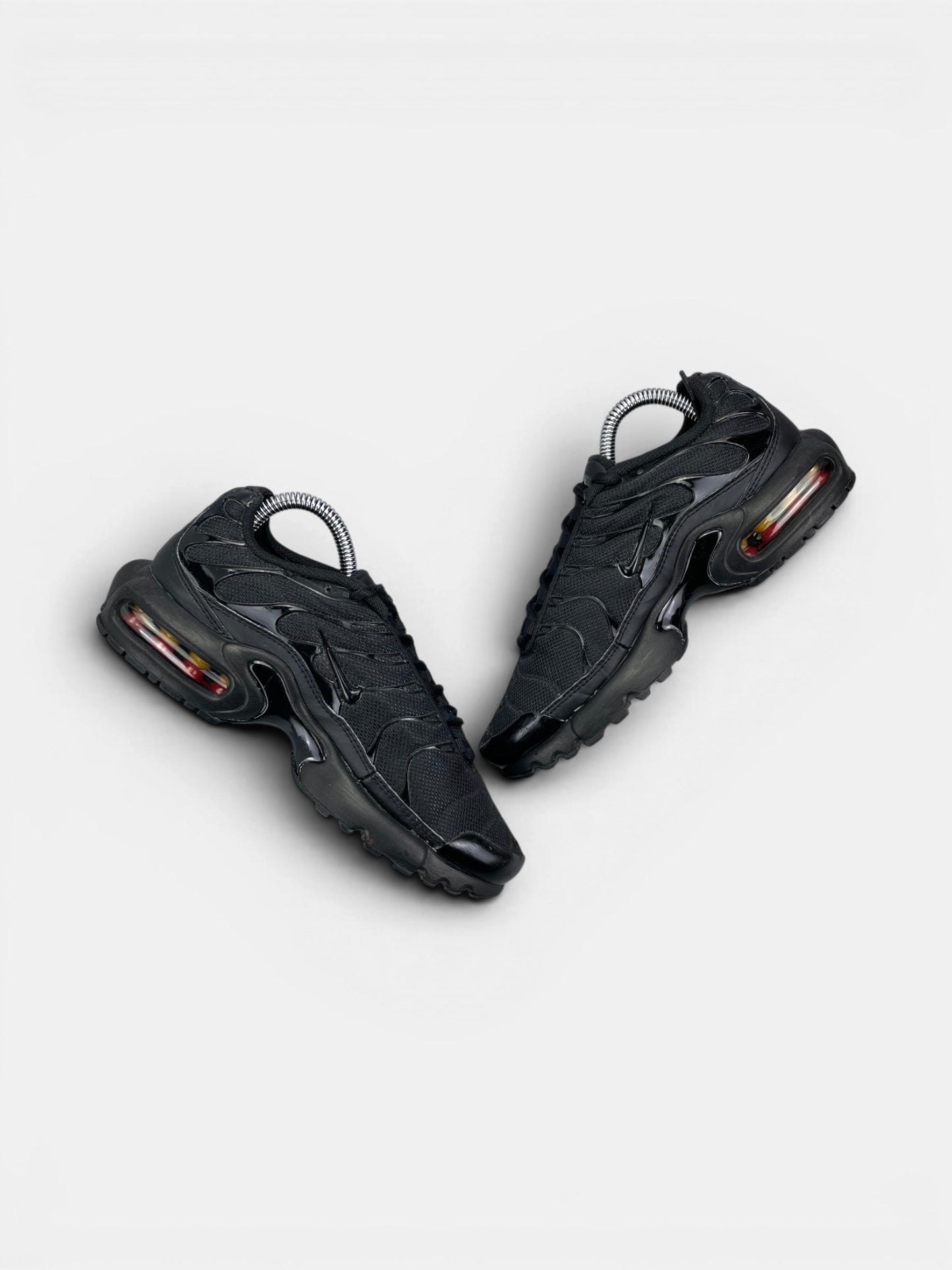 Nike Air Max Plus (TN) Triple Black — buty sportowe damskie w bardzo dobrym stanie rozmiar 37.5, zewnętrzny panel prawego buta