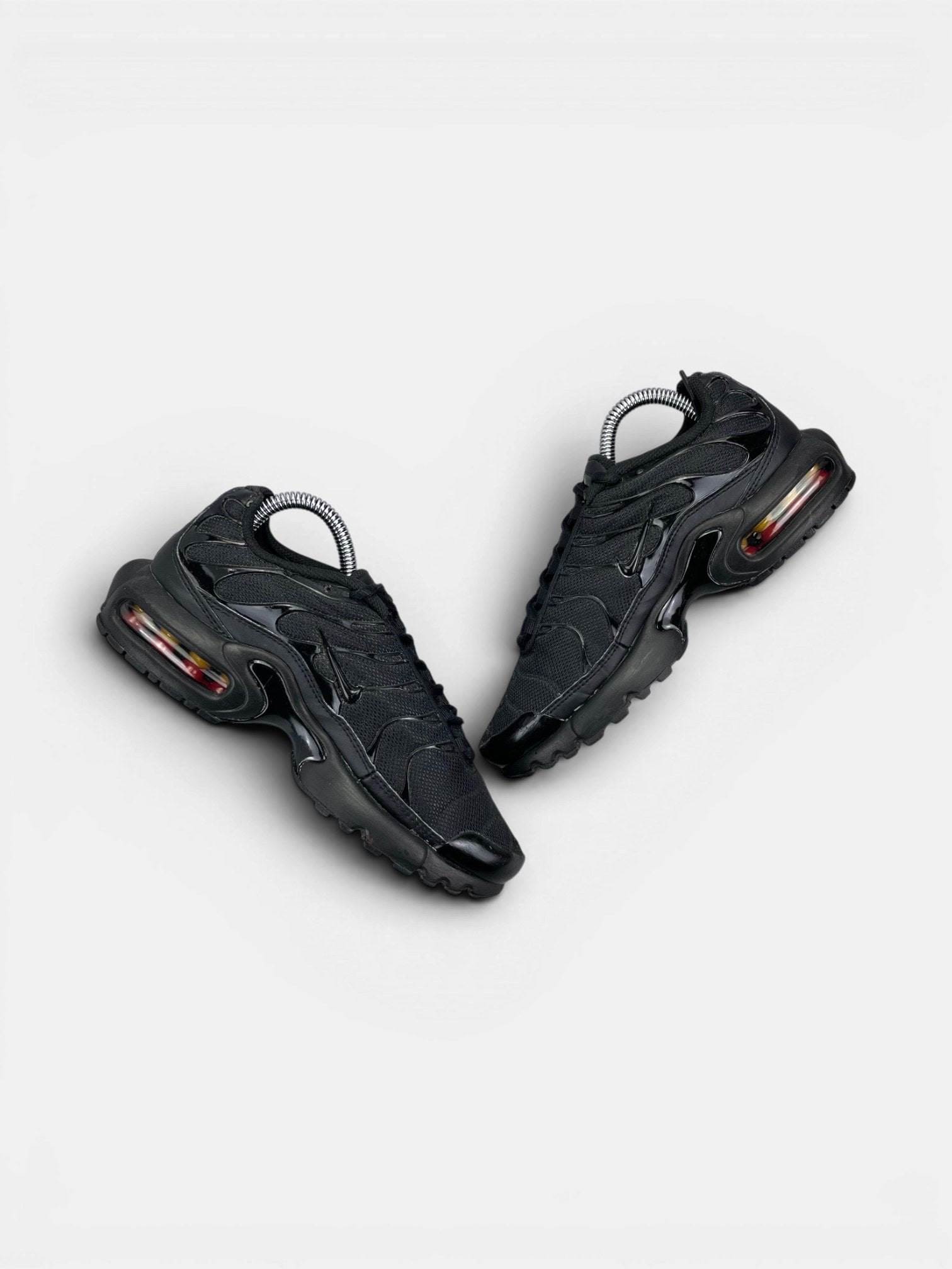 Nike Air Max Plus (TN) Triple Black — buty sportowe damskie w bardzo dobrym stanie rozmiar 37.5, zewnętrzny panel prawego buta