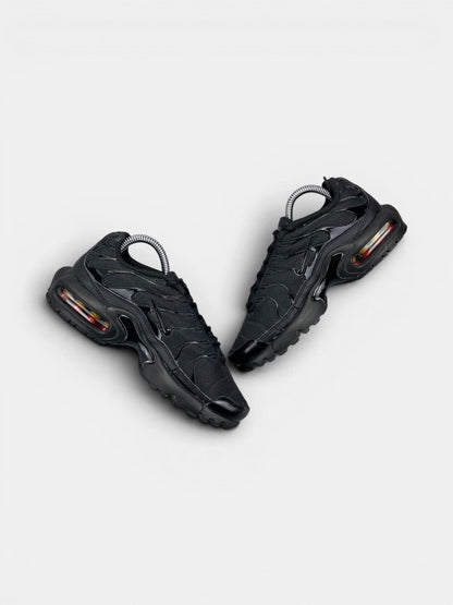 Nike Air Max Plus (TN) Triple Black — buty sportowe damskie w bardzo dobrym stanie rozmiar 37.5, zewnętrzny panel prawego buta