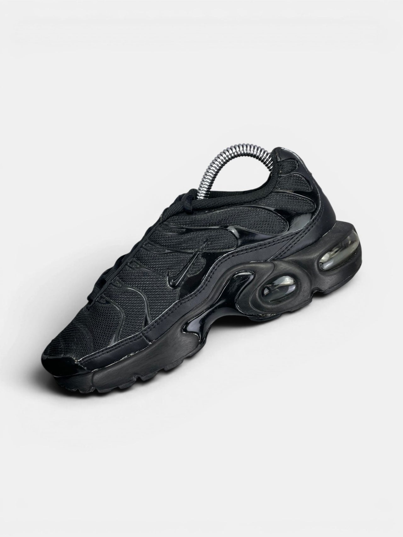 Nike Air Max Plus (TN) Triple Black — buty sportowe damskie w bardzo dobrym stanie rozmiar 37.5, zewnętrzny panel lewego buta