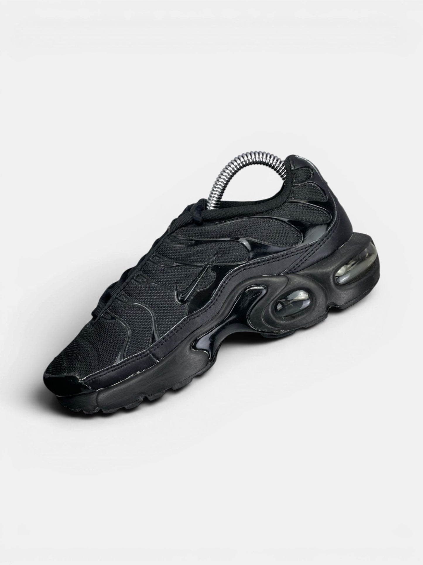 Nike Air Max Plus (TN) Triple Black — buty sportowe damskie w bardzo dobrym stanie rozmiar 37.5, zewnętrzny panel lewego buta
