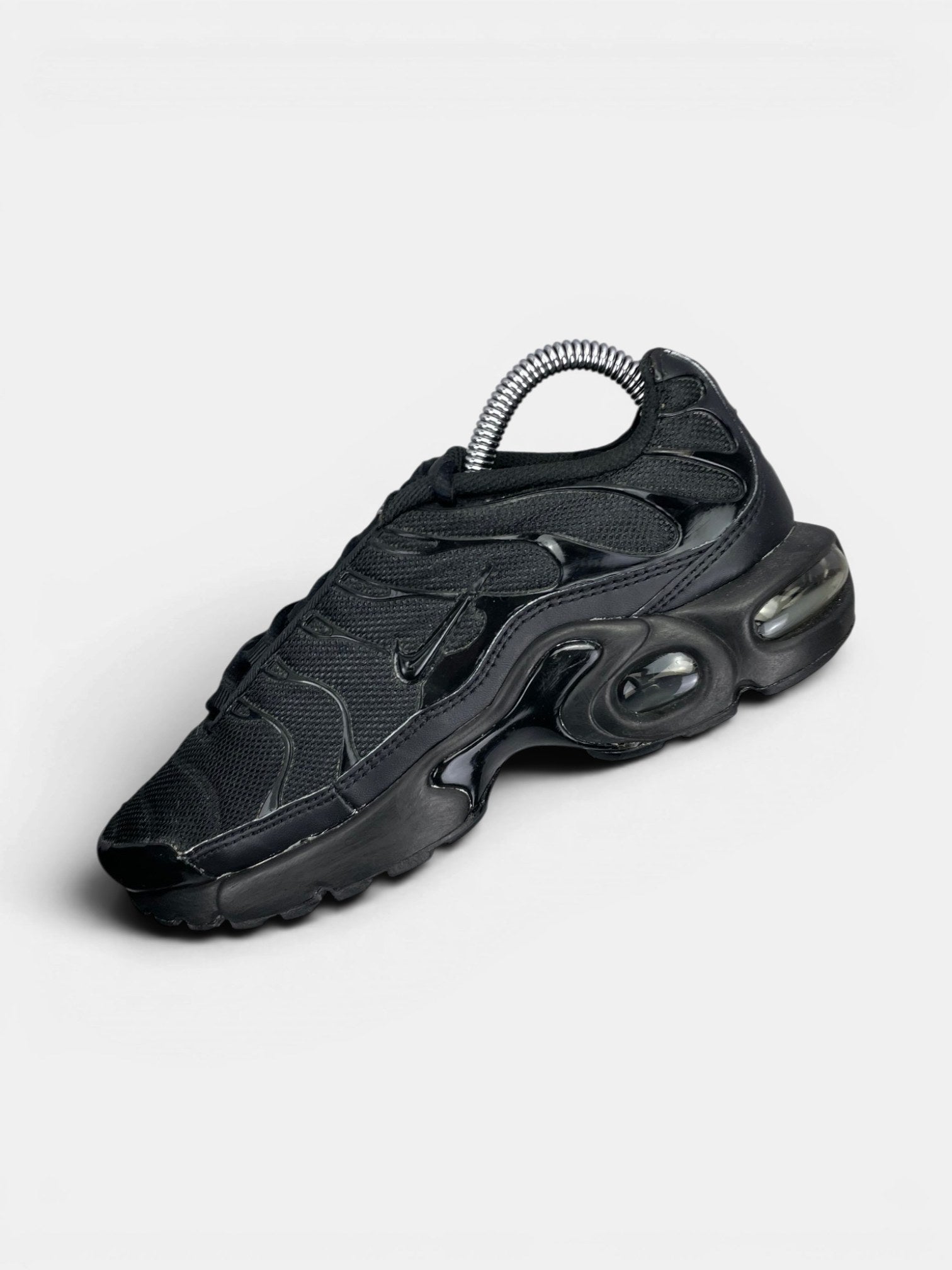 Nike Air Max Plus (TN) Triple Black — buty sportowe damskie w bardzo dobrym stanie rozmiar 37.5, zewnętrzny panel lewego buta