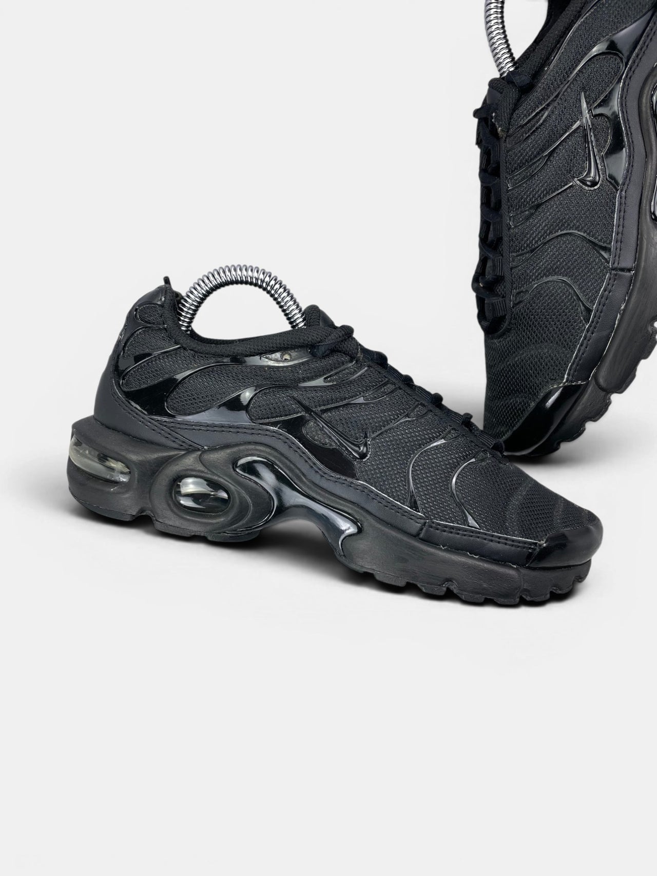 Nike Air Max Plus (TN) Triple Black — buty sportowe damskie w bardzo dobrym stanie rozmiar 37.5, widok z góry na wewnętrzną stronę butów