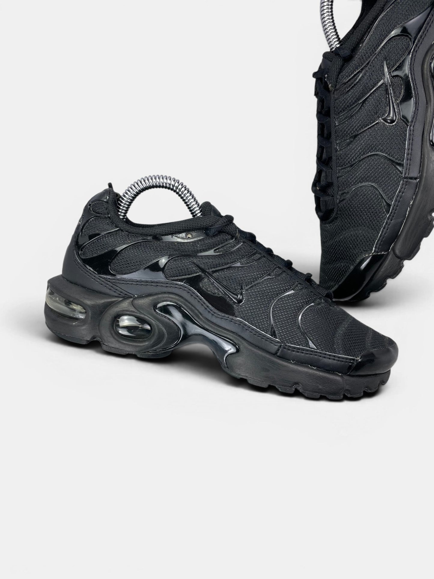 Nike Air Max Plus (TN) Triple Black — buty sportowe damskie w bardzo dobrym stanie rozmiar 37.5, widok z góry na wewnętrzną stronę butów