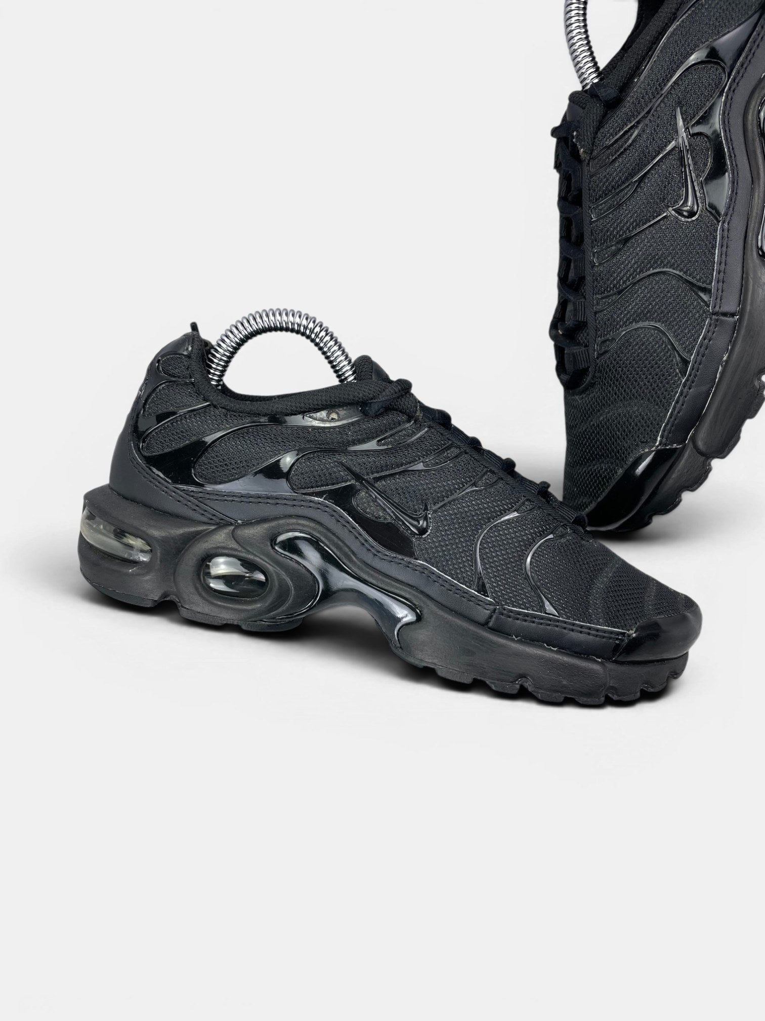 Nike Air Max Plus (TN) Triple Black — buty sportowe damskie w bardzo dobrym stanie rozmiar 37.5, widok z góry na wewnętrzną stronę butów