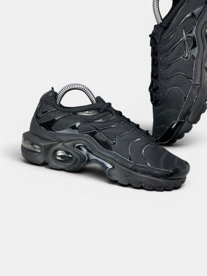 Nike Air Max Plus (TN) Triple Black — buty sportowe damskie w bardzo dobrym stanie rozmiar 37.5, widok z góry na wewnętrzną stronę butów