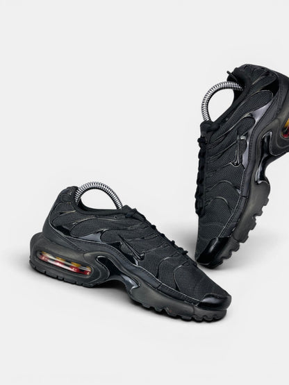 Nike Air Max Plus (TN) Triple Black — buty sportowe damskie w bardzo dobrym stanie rozmiar 37.5, wewnętrzny panel lewego buta