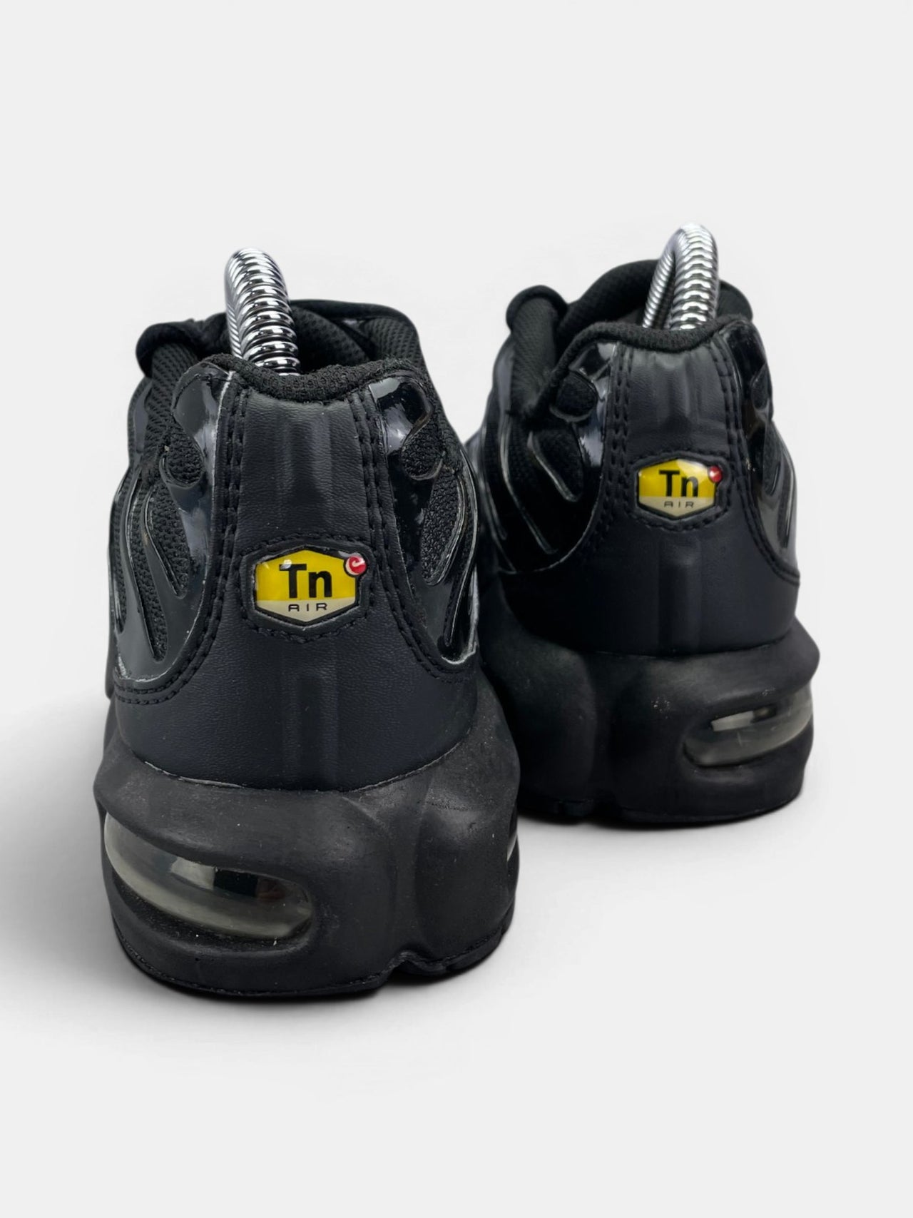 Nike Air Max Plus (TN) Triple Black — buty sportowe damskie w bardzo dobrym stanie rozmiar 37.5, widok z tyłu