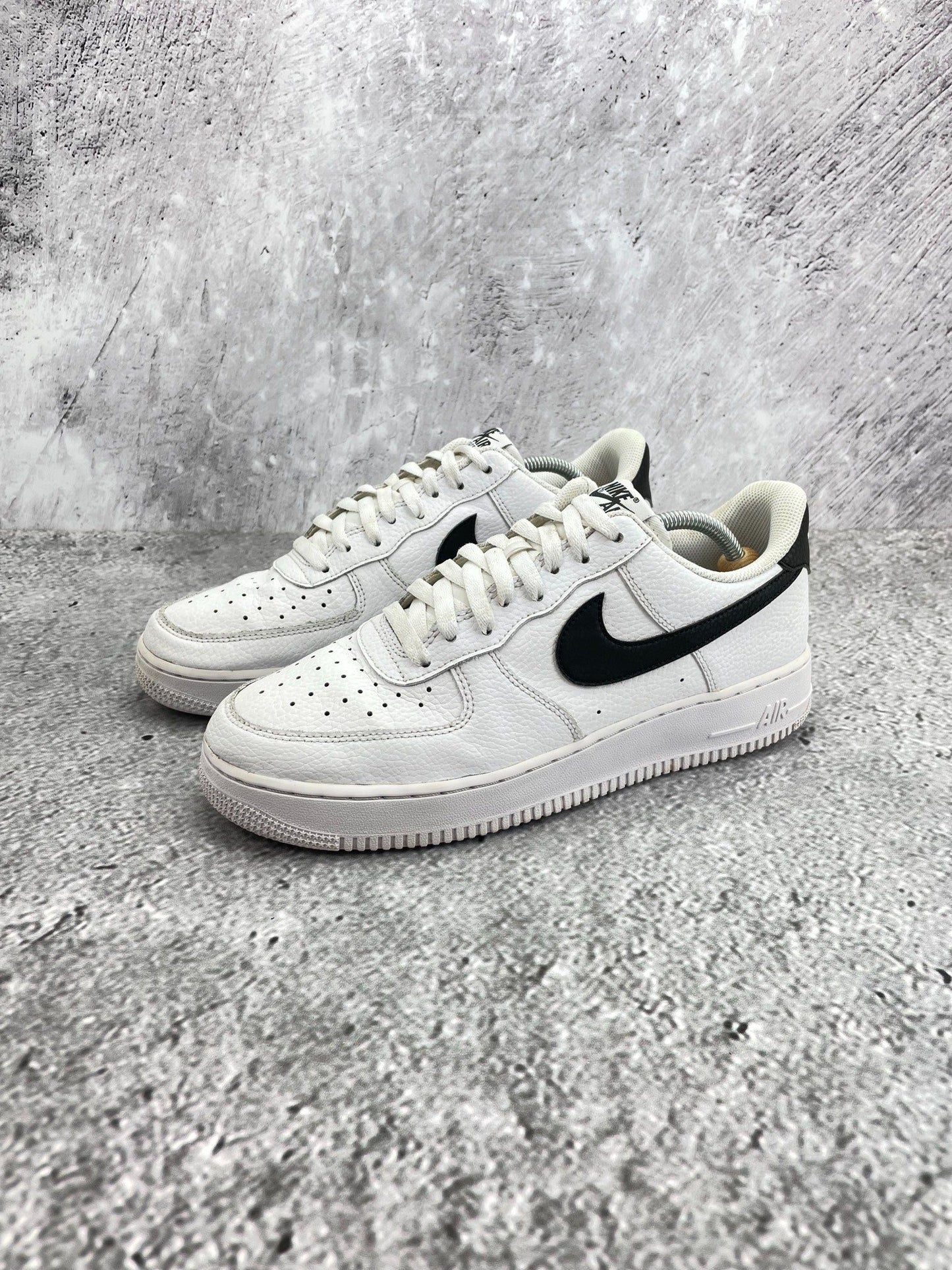 Nike Air Force 1 Low White/Black — buty sportowe męskie w bardzo dobrym stanie rozmiar 44, widok z boku