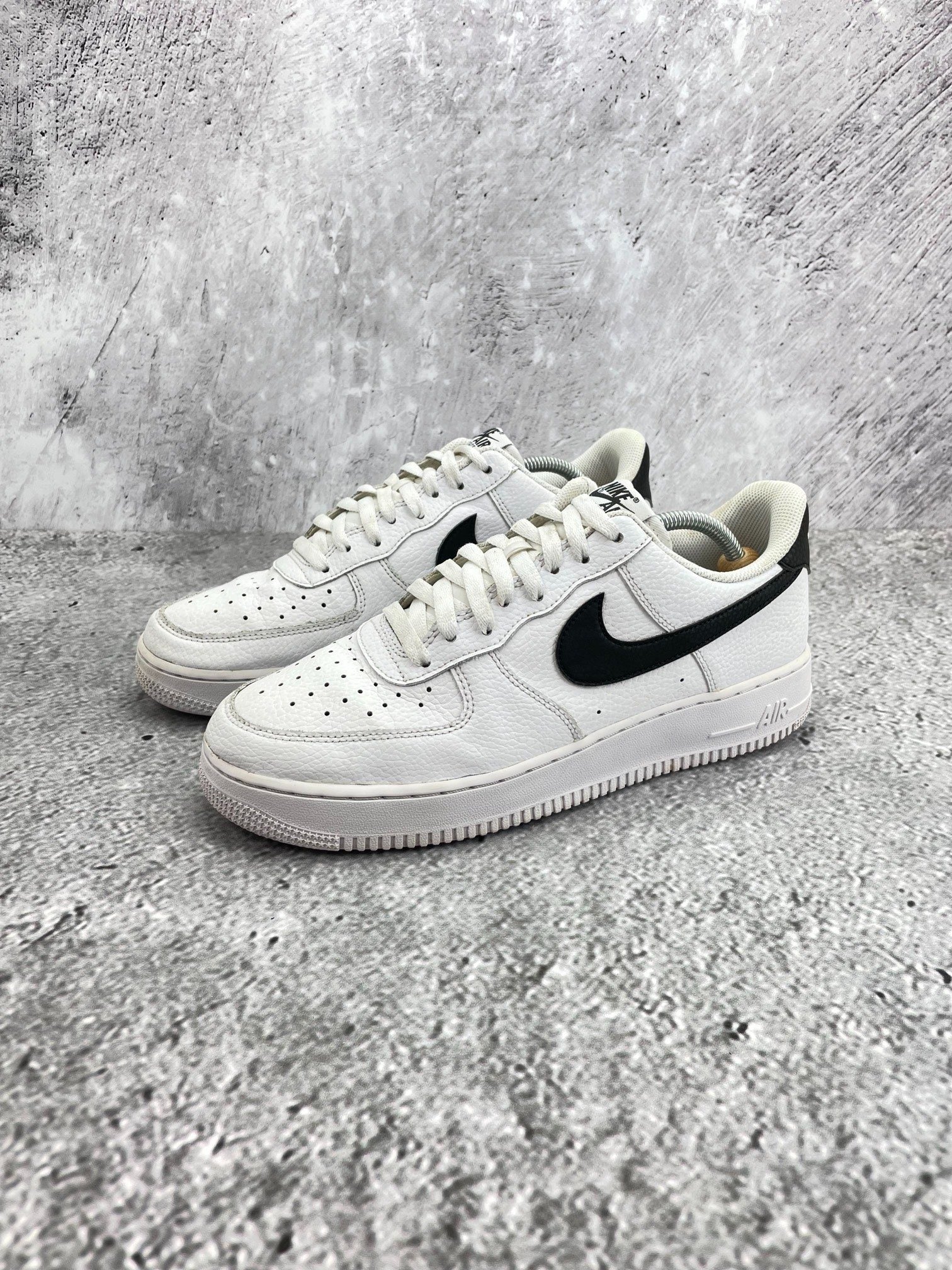 Nike Air Force 1 Low White/Black — buty sportowe męskie w bardzo dobrym stanie rozmiar 44, widok z boku