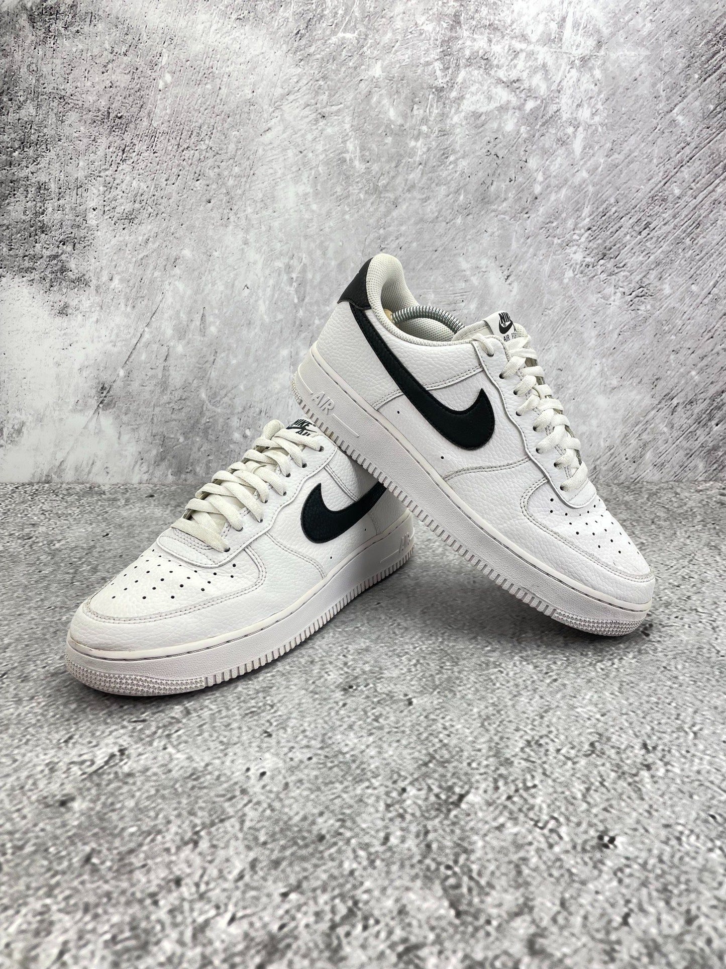 Nike Air Force 1 Low White/Black — buty sportowe męskie w bardzo dobrym stanie rozmiar 44, boczny profil