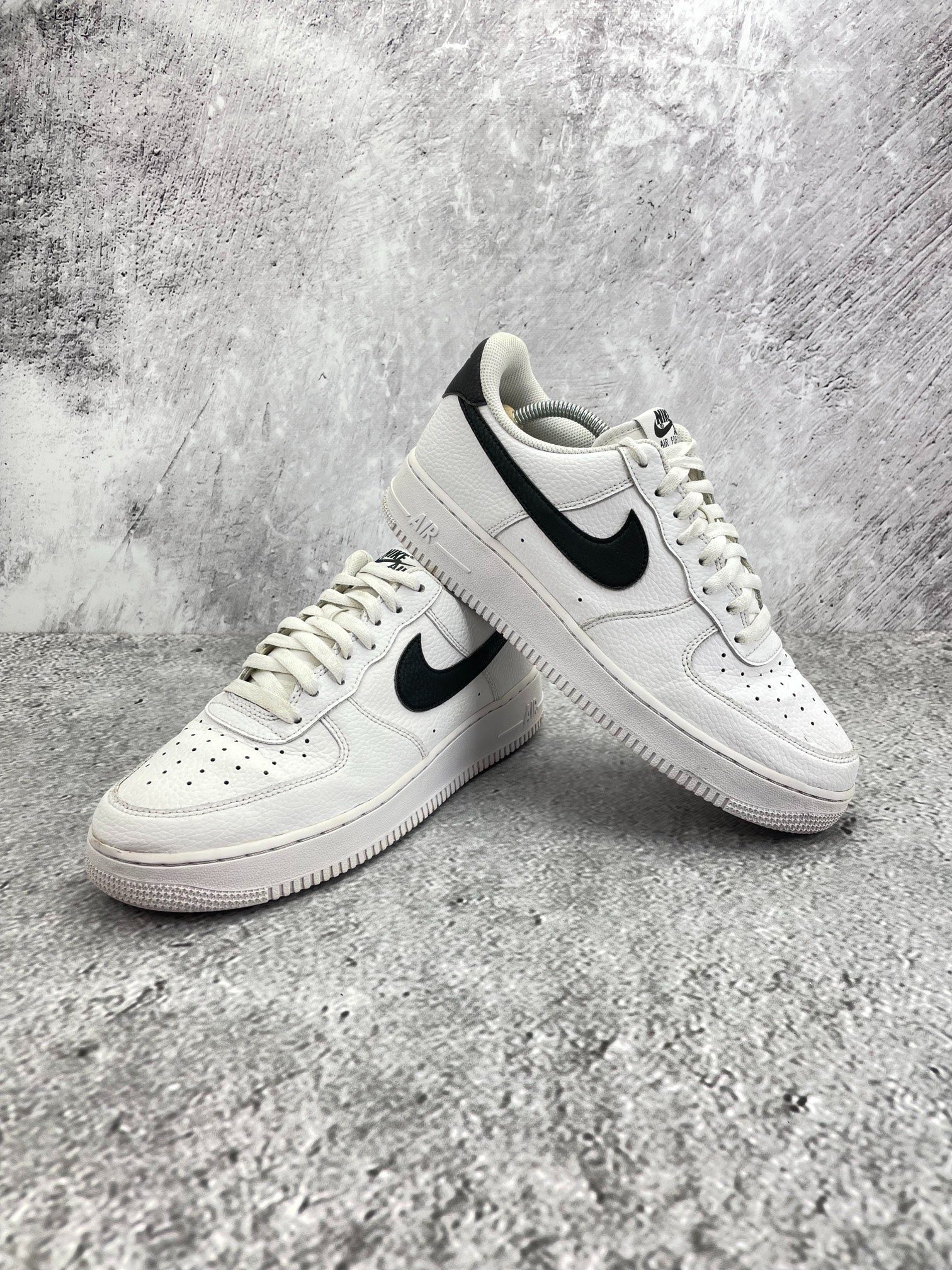 Nike Air Force 1 Low White/Black — buty sportowe męskie w bardzo dobrym stanie rozmiar 44, boczny profil