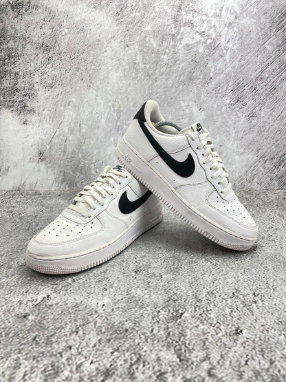 Nike Air Force 1 Low White/Black — buty sportowe męskie w bardzo dobrym stanie rozmiar 44, boczny profil