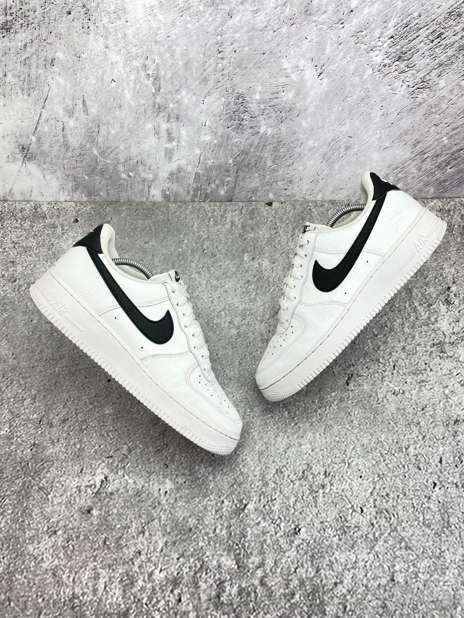 Nike Air Force 1 Low White/Black — buty sportowe męskie w bardzo dobrym stanie rozmiar 44, widok z góry na zewnętrzną stronę butów