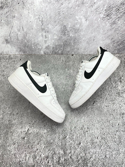 Nike Air Force 1 Low White/Black — buty sportowe męskie w bardzo dobrym stanie rozmiar 44, widok z góry na zewnętrzną stronę butów