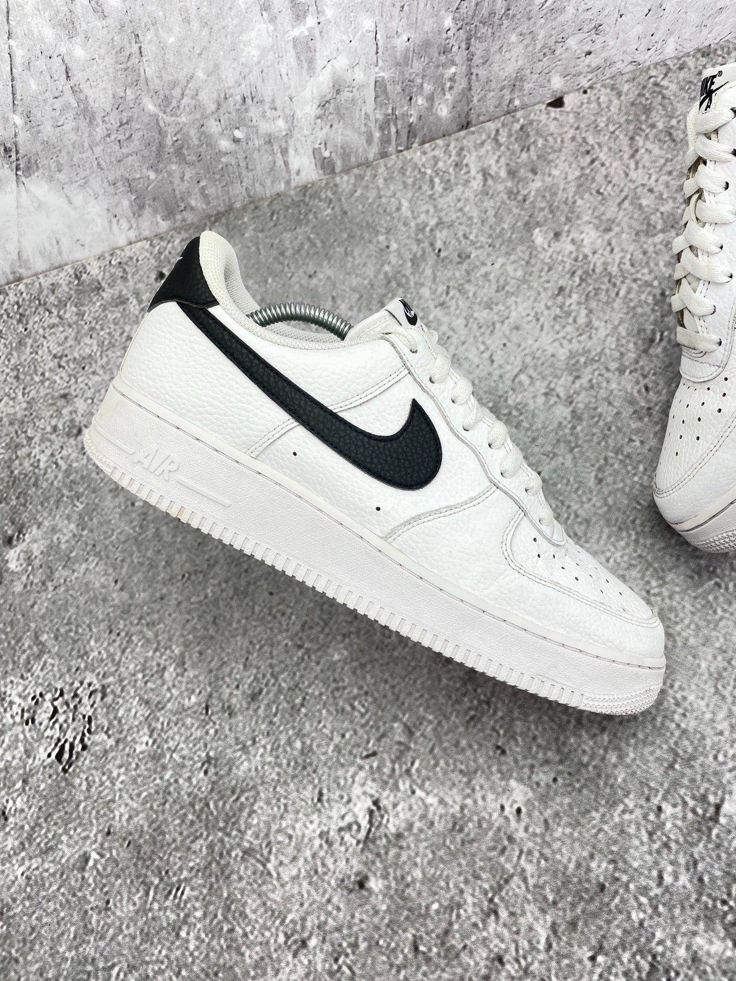 Nike Air Force 1 Low White/Black — buty sportowe męskie w bardzo dobrym stanie rozmiar 44, zewnętrzny panel prawego buta