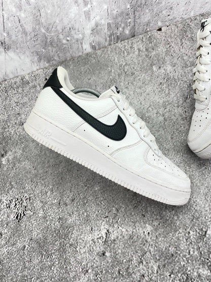 Nike Air Force 1 Low White/Black — buty sportowe męskie w bardzo dobrym stanie rozmiar 44, zewnętrzny panel prawego buta