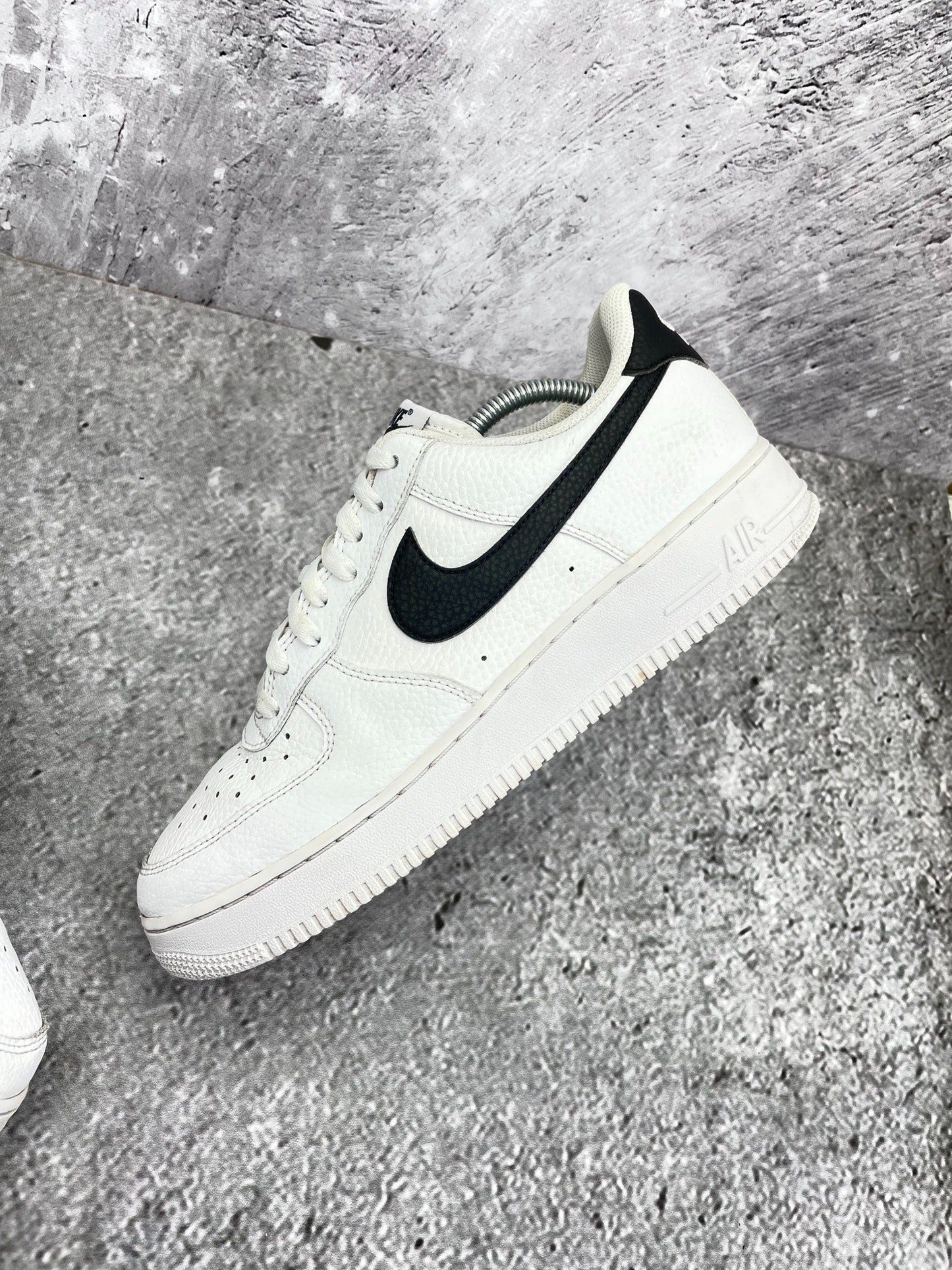 Nike Air Force 1 Low White/Black — buty sportowe męskie w bardzo dobrym stanie rozmiar 44, zewnętrzny panel lewego buta