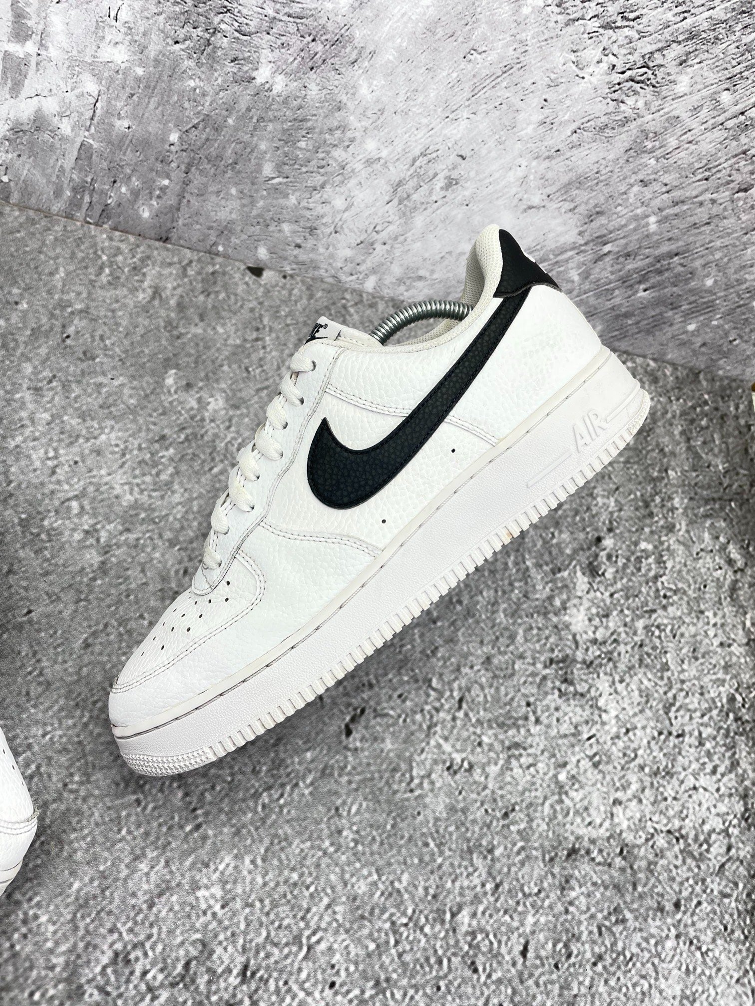 Nike Air Force 1 Low White/Black — buty sportowe męskie w bardzo dobrym stanie rozmiar 44, zewnętrzny panel lewego buta