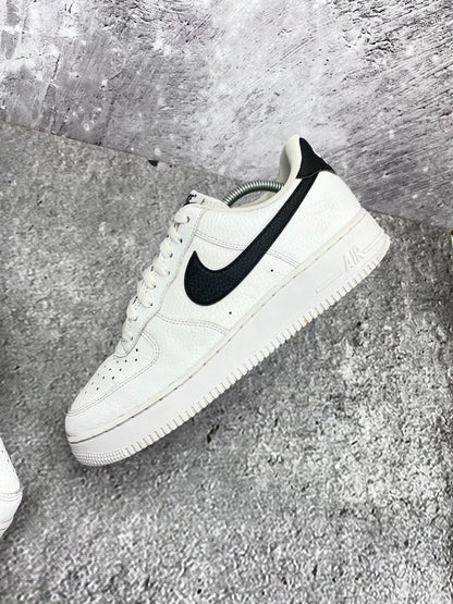 Nike Air Force 1 Low White/Black — buty sportowe męskie w bardzo dobrym stanie rozmiar 44, zewnętrzny panel lewego buta