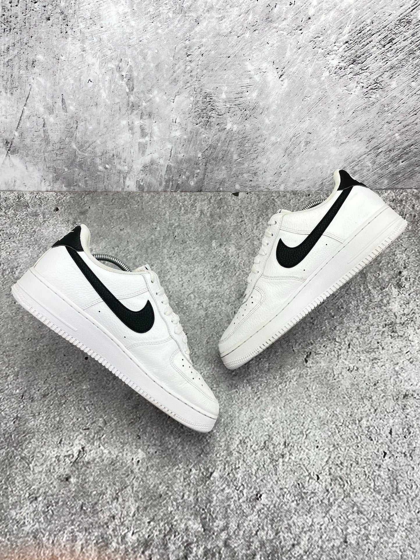 Nike Air Force 1 Low White/Black — buty sportowe męskie w bardzo dobrym stanie rozmiar 44, widok z góry na wewnętrzną stronę butów