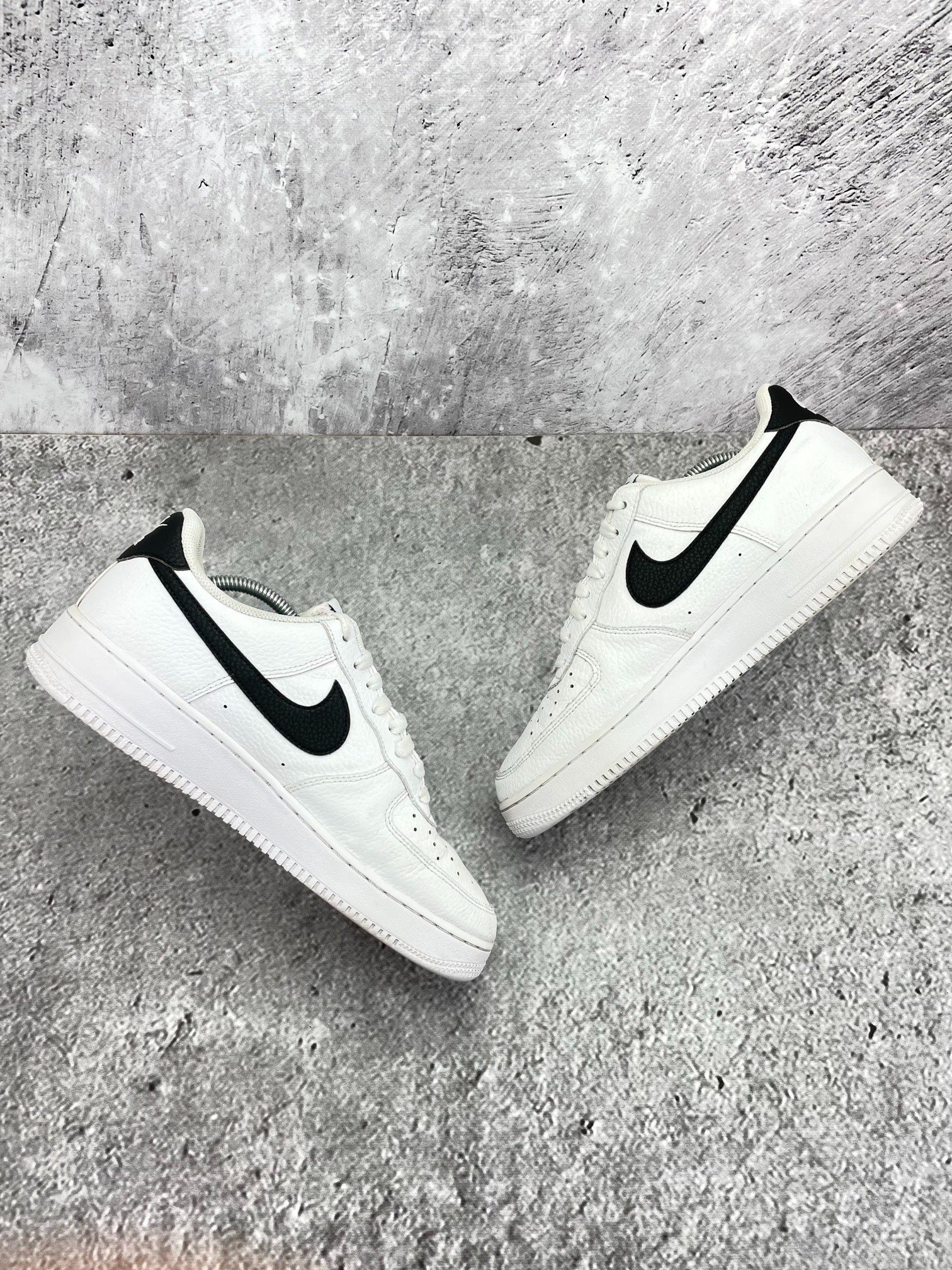 Nike Air Force 1 Low White/Black — buty sportowe męskie w bardzo dobrym stanie rozmiar 44, widok z góry na wewnętrzną stronę butów