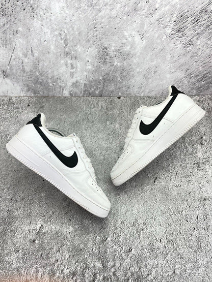 Nike Air Force 1 Low White/Black — buty sportowe męskie w bardzo dobrym stanie rozmiar 44, widok z góry na wewnętrzną stronę butów