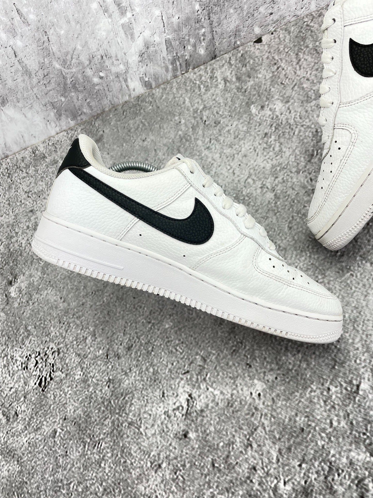 Nike Air Force 1 Low White/Black — buty sportowe męskie w bardzo dobrym stanie rozmiar 44, wewnętrzny panel lewego buta