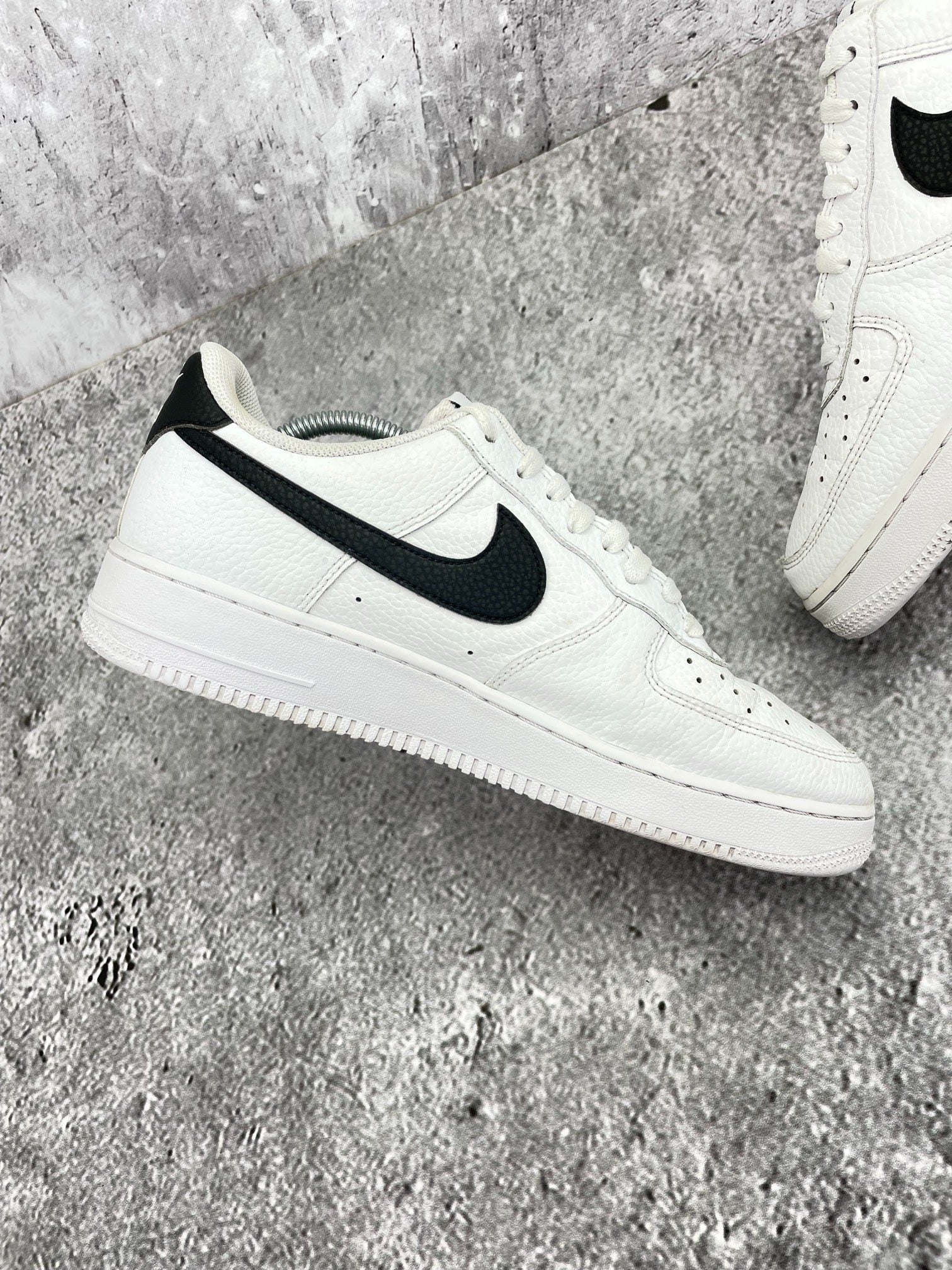 Nike Air Force 1 Low White/Black — buty sportowe męskie w bardzo dobrym stanie rozmiar 44, wewnętrzny panel lewego buta