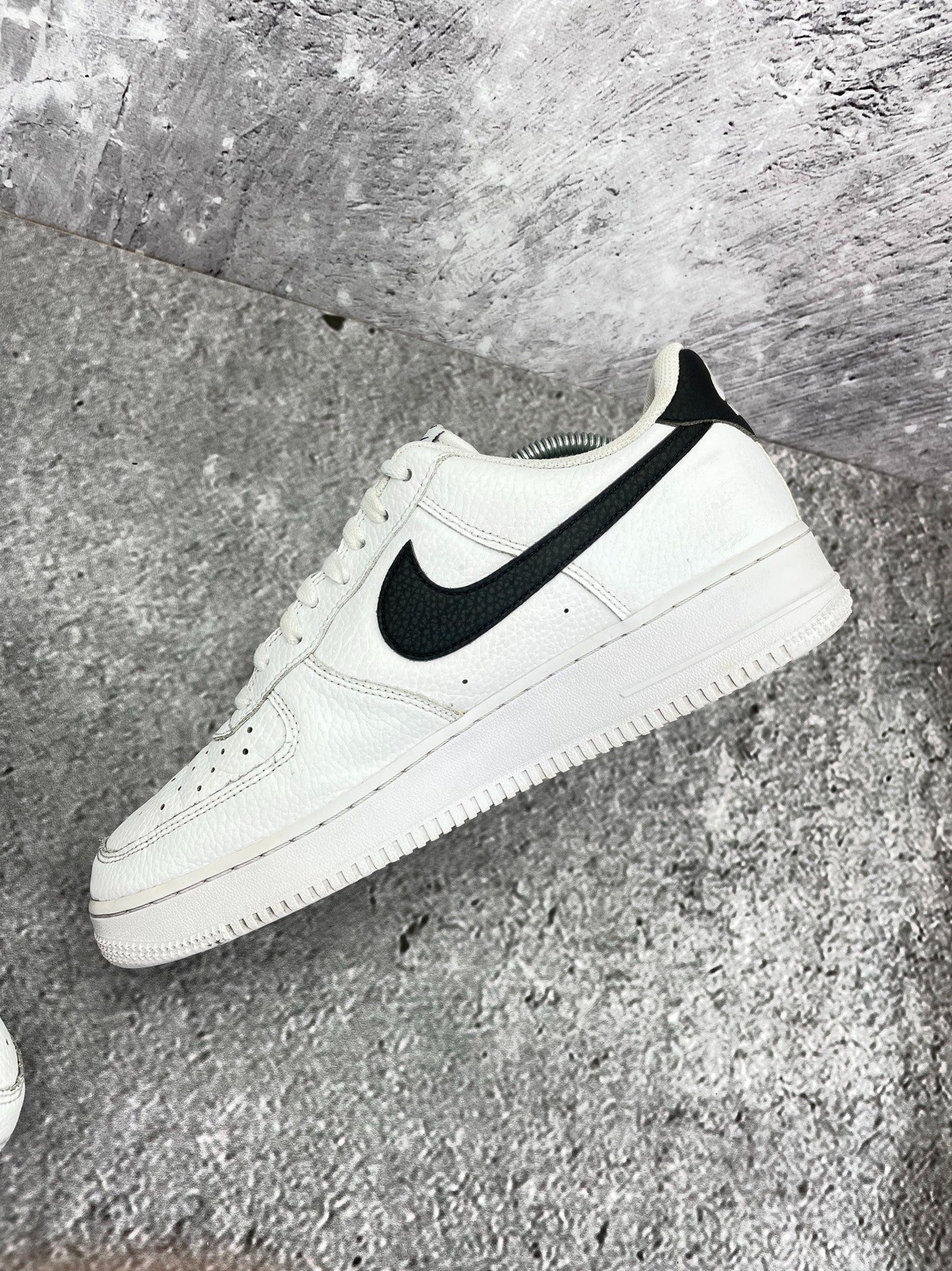Nike Air Force 1 Low White/Black — buty sportowe męskie w bardzo dobrym stanie rozmiar 44, wewnętrzny panel prawego buta