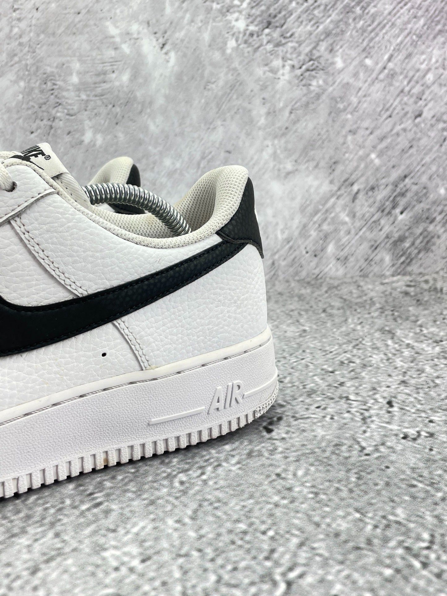 Nike Air Force 1 Low White/Black — buty sportowe męskie w bardzo dobrym stanie rozmiar 44, widok z góry