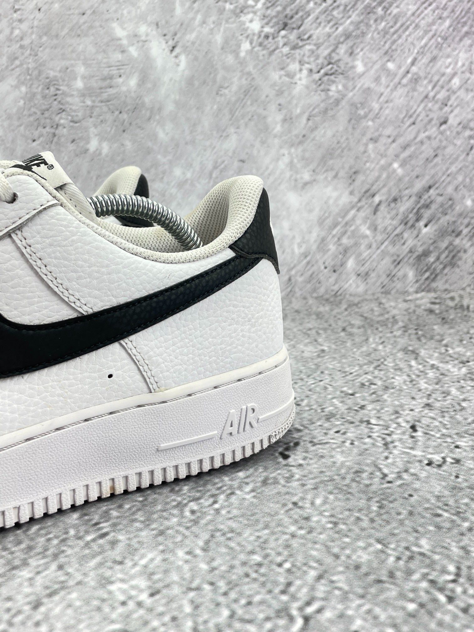 Nike Air Force 1 Low White/Black — buty sportowe męskie w bardzo dobrym stanie rozmiar 44, widok z góry