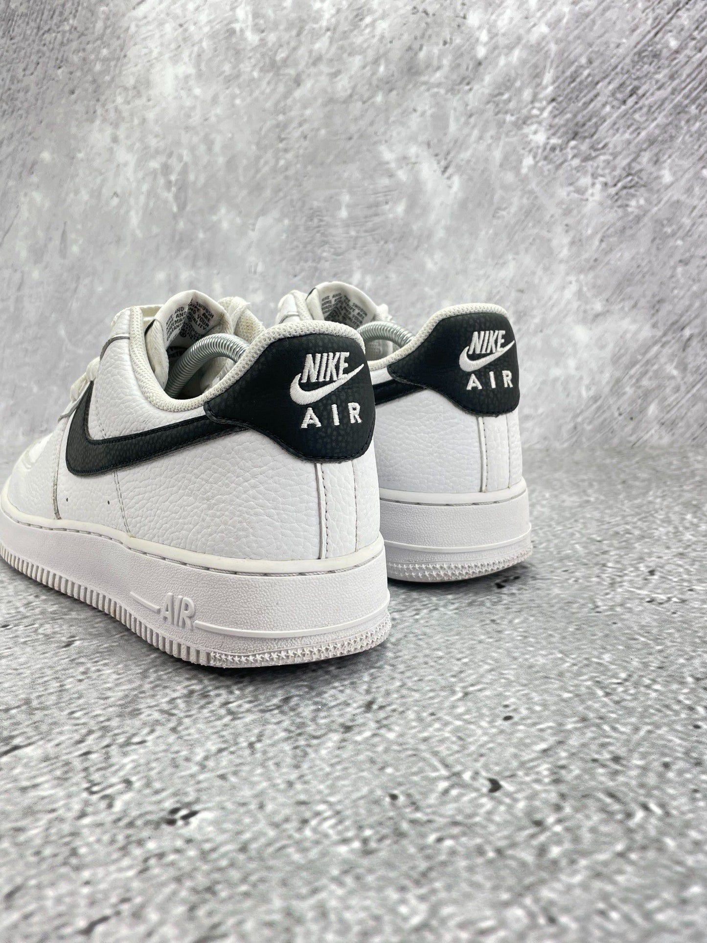 Nike Air Force 1 Low White/Black — buty sportowe męskie w bardzo dobrym stanie rozmiar 44, podeszwa